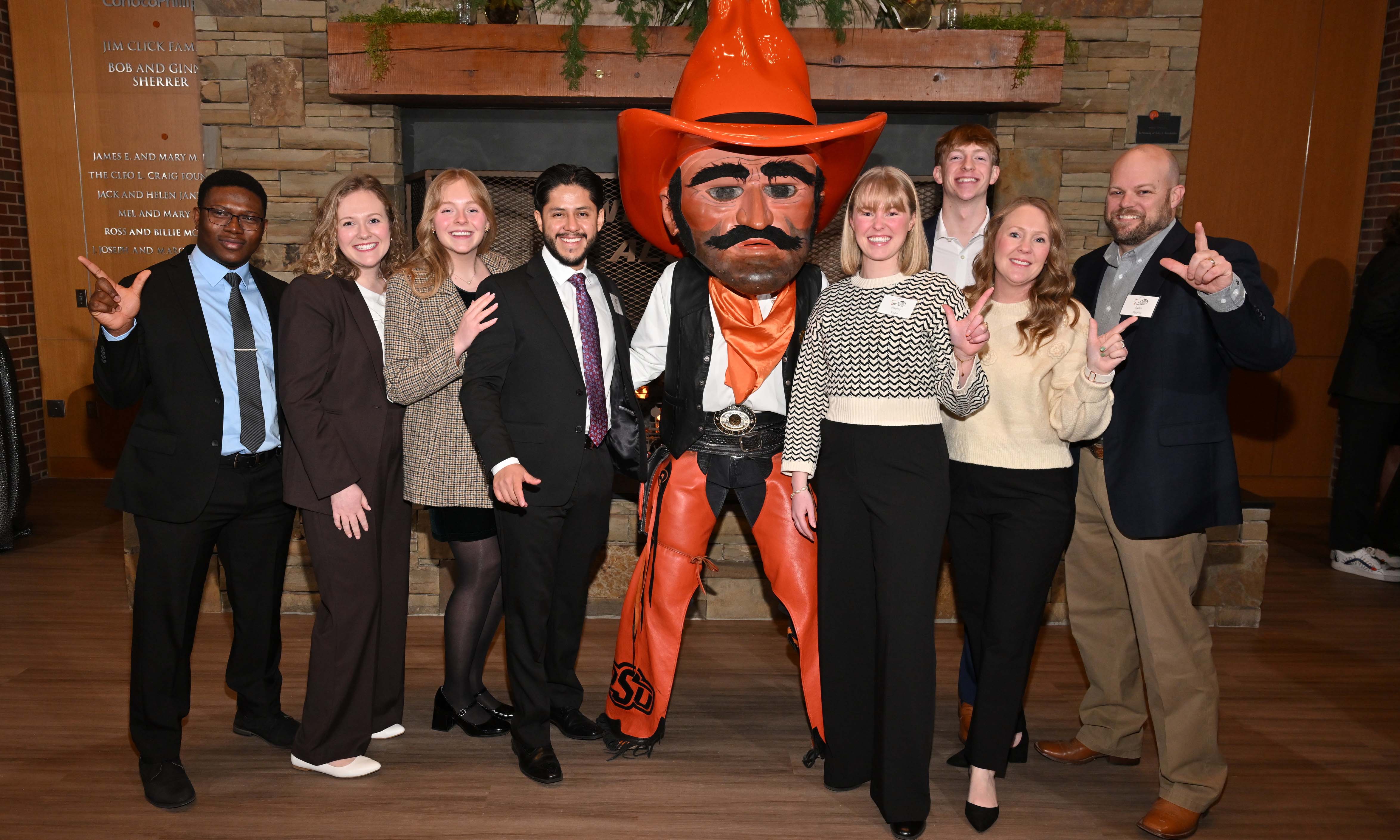 Alumna and family posing with Pistol Pete