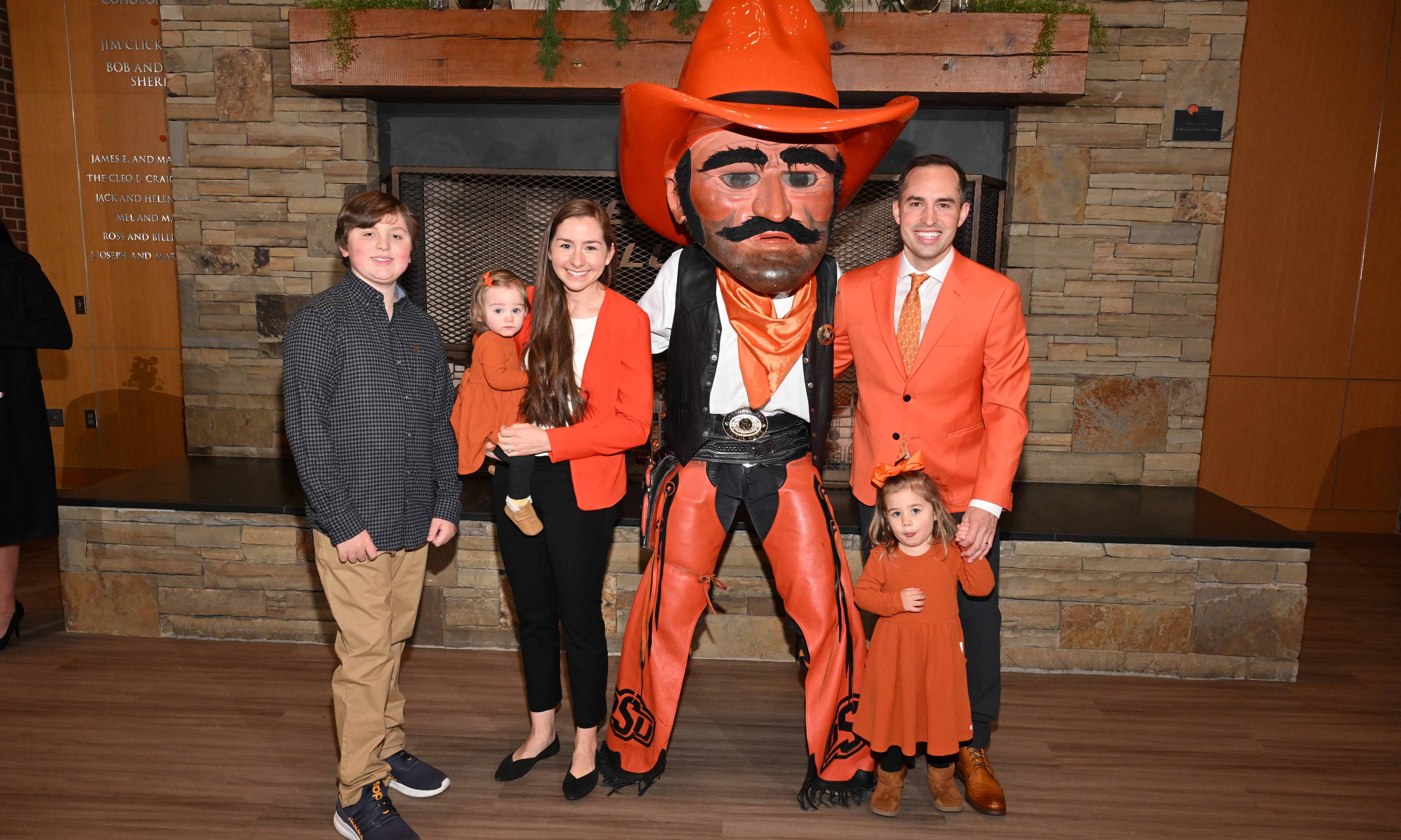 Alum and family posing with Pistol Pete