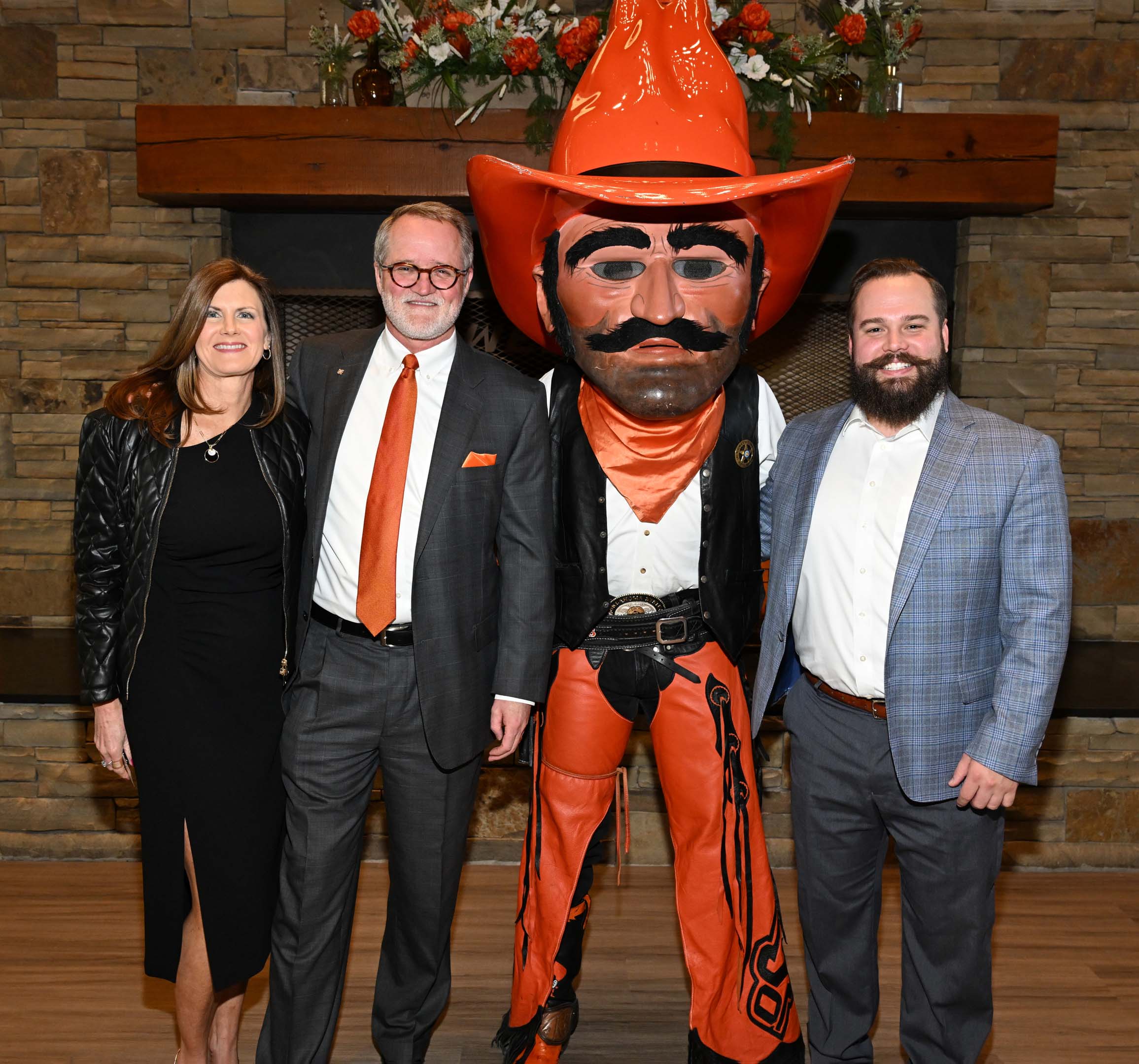 Alumni standing with Pistol Pete