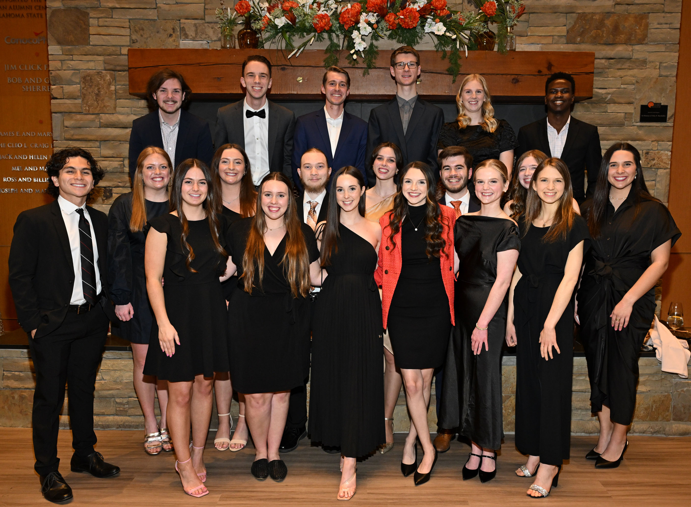 Large group of MIS students dressed nicely in the alumni center lobby.