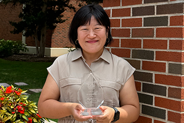 Dr. Jinyoung Im holds her Outstanding Researcher Award.